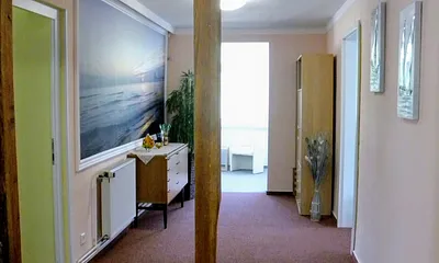 Großzügiger Eingangsbereich. Die Fewo ist mit Auslegware ausgestattet, außer Küche und Badezimmer. 