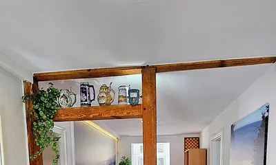 Großzügiger Eingangsbereich. Die Fewo ist mit Auslegware ausgestattet, außer Küche und Badezimmer. 