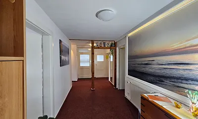 Der Flur mit Blick zum Ausgang und Gäste WC 