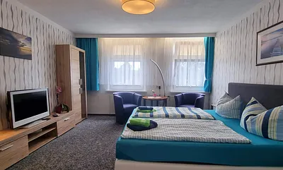 1. Schlafzimmer ist ca. 20qm groß, mit Blick auf den Garten, ist mit Auslegware ausgestattet, die Fenster können durch Verducklungsvorhang abgedunkelt werden 