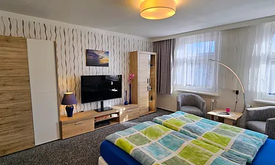 1. Schlafzimmer ist ca. 20qm groß, mit Blick auf den Garten, ist mit Auslegware ausgestattet, die Fenster können durch Verducklungsvorhang abgedunkelt werden 