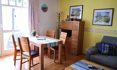 Wohnzimmer mit Essbereich am Fenster - neue Möbel in Wildeiche 