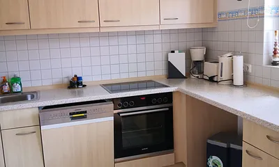 Offene Küche (ca. 6m²) mit Fenster - gehobene Küchenausstattung, Elektrogeräte neuwertig