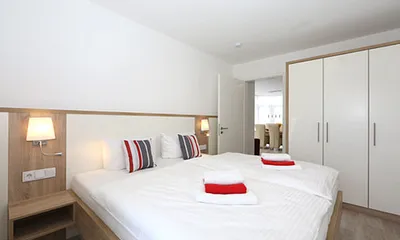 2. Schlafzimmer mit Zugang zum Balkon