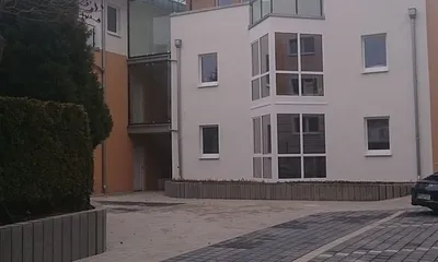 Haupteingang/Stellplätze