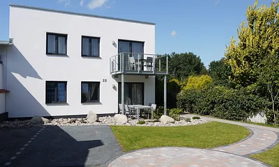 Aussenansicht Haus vier Elemente , mit Parkplatz