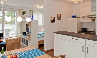 Küche/Essbereich mit großem Esstisch und Stühle