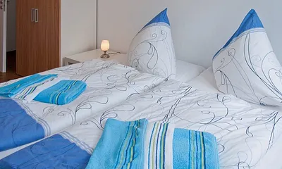 Doppelbett oder als zwei Einzelbetten zu nutzen ( 180/200cm )