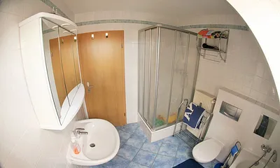 Das Badezimmer mit Dusche UND Badewanne