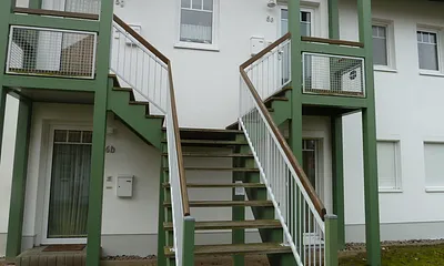 Aufgang zur Wohnung ( rechts)