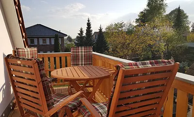 großer Balkon mit bequemen Sitzmöbeln, Grill