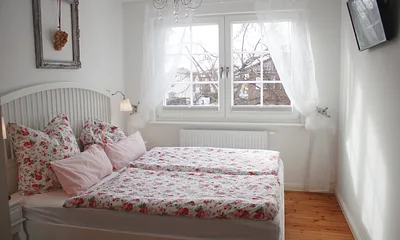 Schlafzimmer mit großem Doppelbett, TV