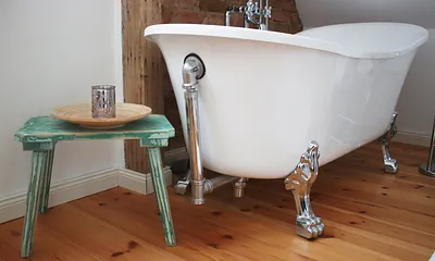 Bad mit Holzfußboden, freistehender Wanne, großer Dusche, Fenster