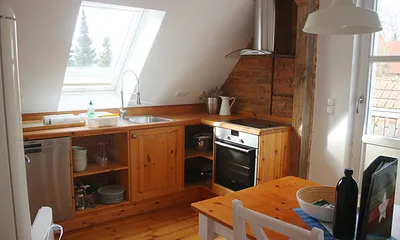 getischlerte Holz-Küche mit großem Kühl-Gefrier-Schrank, Geschirrspüler, Ceranfeld, Backofen, Küchengeräten, Esstisch, Balkonzugang