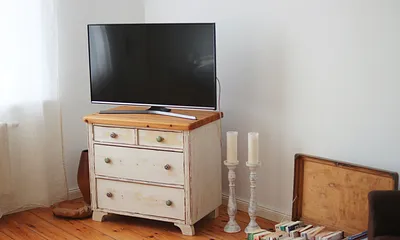 Wohnzimmer mit Bücher- und Spielekoffer, großem TV