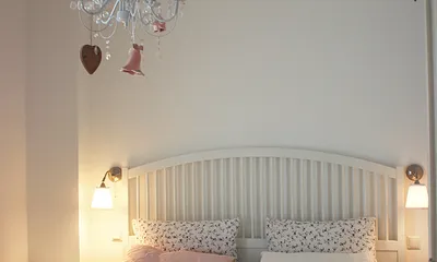 Schlafzimmer mit großem Doppelbett, TV und Zugang zur Terrasse