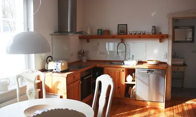 getischlerte Holz-Küche mit Geschirrspüler, Ceranfeld, Backofen, großem Kühl-Gefrier-Schrank und Buffett