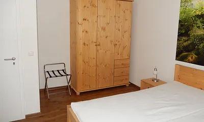 großer Kleiderschrank im Schlafzimmer