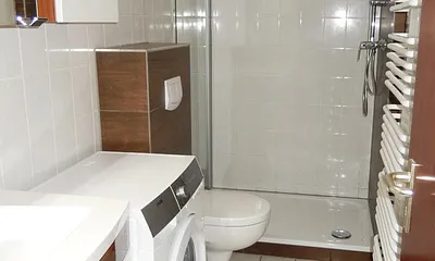 Badezimmer mit Dusche, WC und Waschmaschine