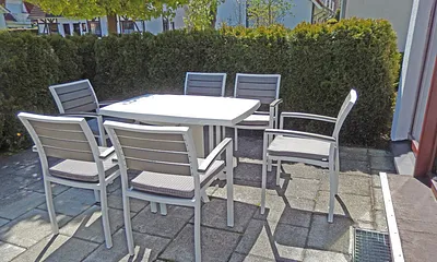 Terrasse mit Tisch und Stühlen für 6 Personen