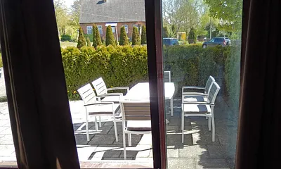 Blick vom Wohnzimmer auf die Terrasse