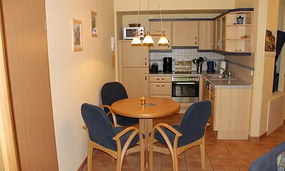 Die Küche ist komplett ausgestattet.