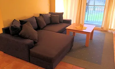 Wohnbereich mit Blick zum grossen Balkon.