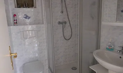 Dusche mit WC und Waschbecken