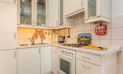 Die Küchenzeile ist ausgestattet mit einer großen Kühl-Gefrierkombination, Backofen, 4-Platten-Herd, Wasserkocher, Toaster, Kaffeemaschine, Geschirr etc.