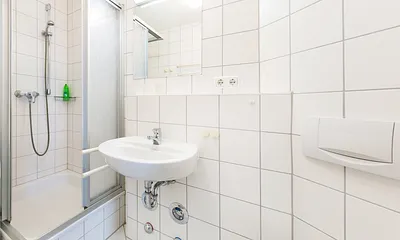Das Bad bietet Ihnen Dusche und WC.
