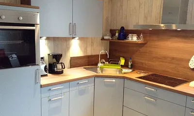 Küchenbereich mit Backofen und Spülmaschine