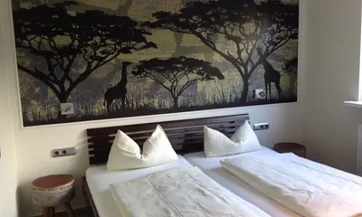 Schlafzimmer mit Doppelbett und TV