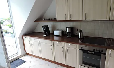 Küche mit Zutritt zum Balkon