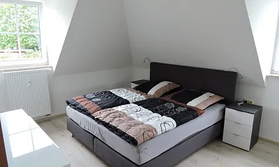 Schlafzimmer mit Boxspringbett