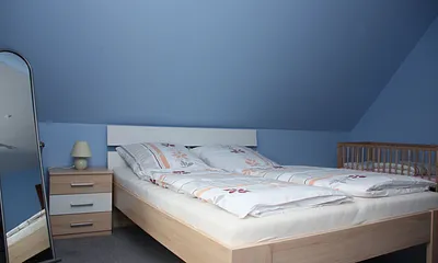 Schlafzimmer mit Kinderbett 