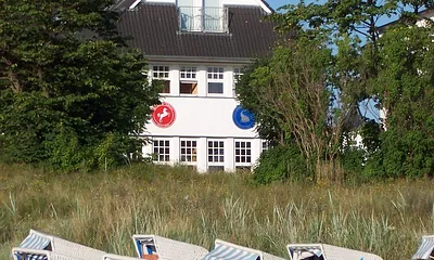 Blick vom Sandstrand auf die Villa
