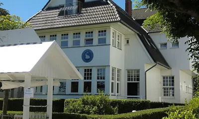 Blick von der Strandpromenade auf die Villa Silberner Fisch