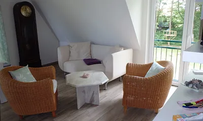 Wohnzimmer/ gemütliche Sitzecke mit Blick in den Garten