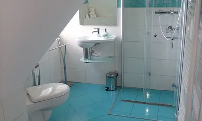 Bad mit Dachschräge, Dusche, WC und kleinem Waschbecken