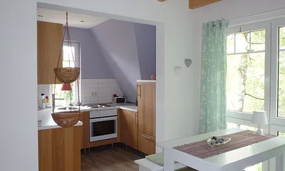 Essbereich und offene Küche mit Kühlschrank, Herd, Backofen, Geschirrspüler, Caffissimo-Maschine 