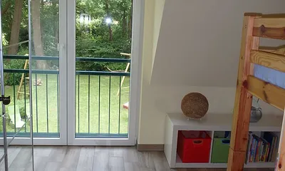 Schlaf-/Kinderzimmer mit Blick in den Garten