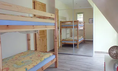 Schlaf-/Kinderzimmer mit Etagenbett und großem Schrank