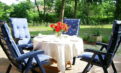 sonnige Terrasse mit Garten