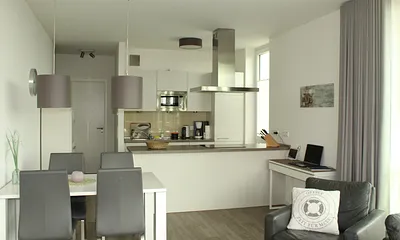 Einbauküche mit Esstisch für 4 Personen