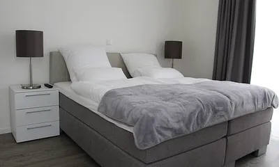 1. Schlafzimmer mit Boxspringbett 180 x 200