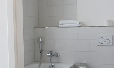 Das Wannenbad mit dierektem Zugang aus dem 1. Schlafzimmer