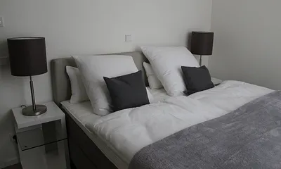 2. Schlafzimmer mit Boxspringbett 180 x 200