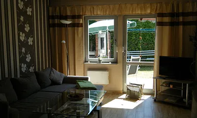 Wohnraum mit TV und Zugang zur Terrasse