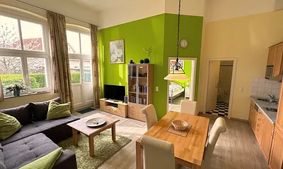 Wohnzimmer und Essbereich und Küchenzeile