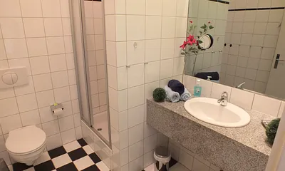 Badezimmer mit Dusche 